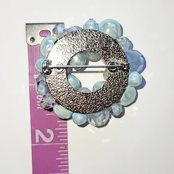 BLUE CRYSTAL GIVRE GLASS & FAUX PEARL WREATH BROOCH - Picture 5 of 6